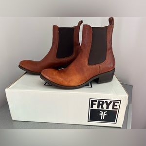Frye boots 6.5 womens Distressed Carson Chelsea. Excellent Condition